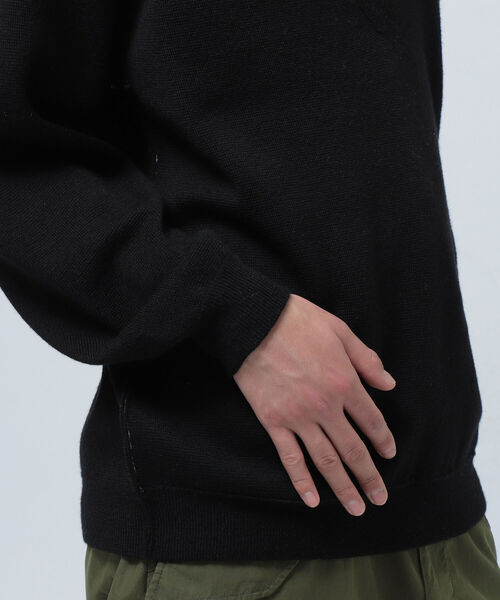 BEAMS(ビームス)の「BEAMS / 12G ディープ Vネックニット(ニット/セーター・メンズ・ブラック/オリーブ・SMALL/MEDIUM/LARGE/X-LARGE)」の18枚目の写真