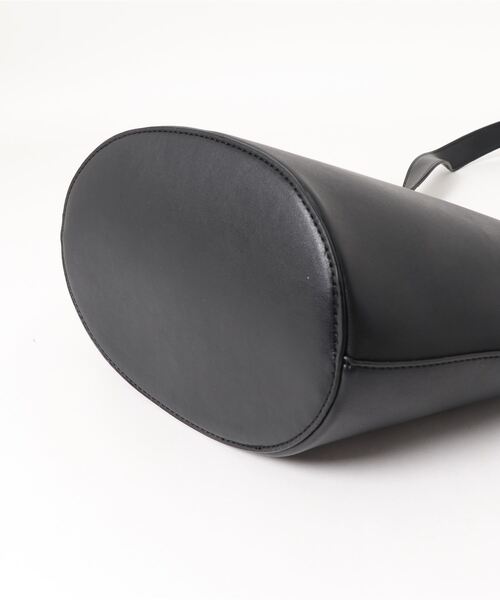 Te chichi（テチチ）の「繰り手ハンドルボートバッグ（ショルダーバッグ・レディース・ブラック/ベージュ・ﾌﾘ-）」の5枚目の写真