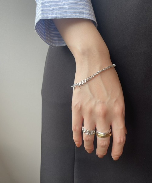 and cloud（アンドクラウド）の「Curb Chain Cutting Ring（リング・レディース・ブラック/イエローゴールド/シルバー・LL/L/S）」の5枚目の写真