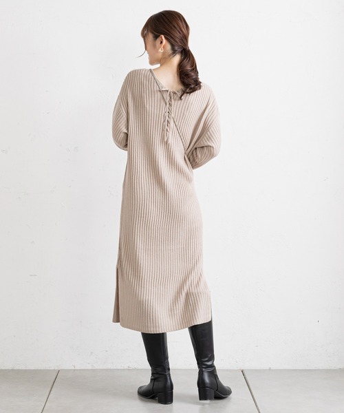 prose verse（プロズヴェール）の「バックレースアップリブニットワンピース（ワンピース・レディース・グレイッシュベージュ/アイボリー/ブラック・MEDIUM）」の6枚目の写真