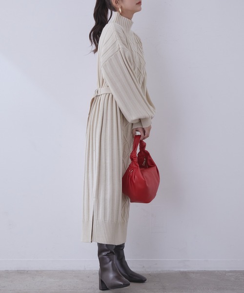 vis-`a-vis（ビサビ）の「【WEB限定】アシンメトリー柄ベルト付きボリュームニットワンピース（ワンピース・レディース・ブラック/グリーン/レンガ/キナリ・S/M）」の2枚目の写真