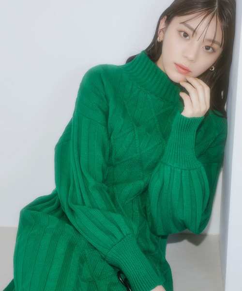 vis-`a-vis（ビサビ）の「【WEB限定】アシンメトリー柄ベルト付きボリュームニットワンピース（ワンピース・レディース・ブラック/グリーン/レンガ/キナリ・S/M）」の6枚目の写真