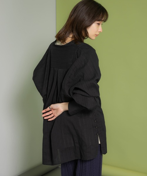 KBF（ケイビーエフ）の「ボリュームスリーブキーネックブラウス（シャツ/ブラウス・レディース・ブラック/オフホワイト/アイボリー・ONE）」の4枚目の写真