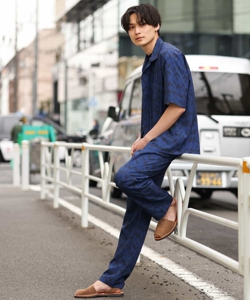 a.v.v（アーヴェヴェ）の「幾何学柄プリントイージーパンツ（その他パンツ・メンズ・ブルー・46/48）」の17枚目の写真