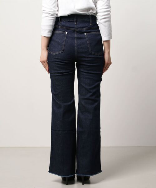 PUBLIC TOKYO(パブリックトウキョウ)の「ピンタックフレアデニム/ウォッシャブル(デニムパンツ・レディース・インディゴブルー・1/2)」の11枚目の写真