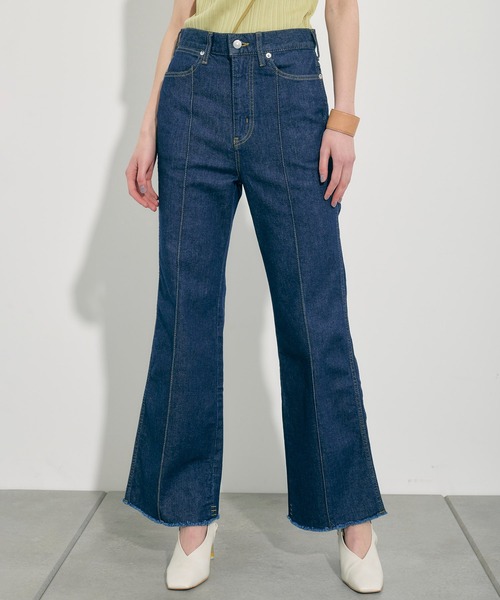 PUBLIC TOKYO(パブリックトウキョウ)の「ピンタックフレアデニム/ウォッシャブル(デニムパンツ・レディース・インディゴブルー・1/2)」の1枚目の写真