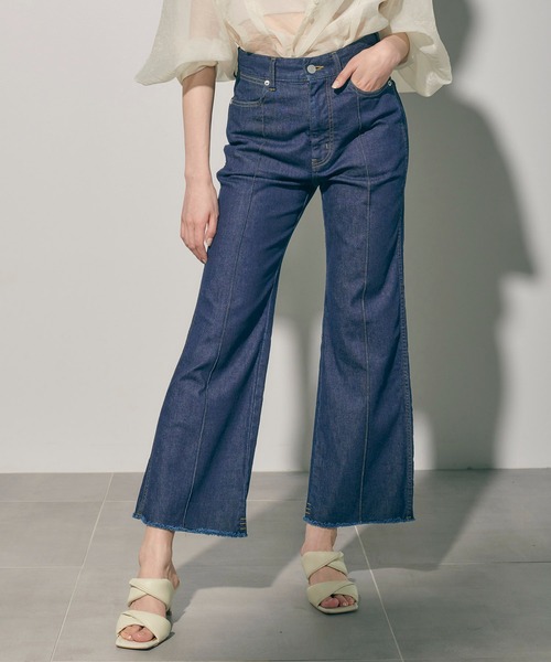 PUBLIC TOKYO(パブリックトウキョウ)の「ピンタックフレアデニム/ウォッシャブル(デニムパンツ・レディース・インディゴブルー・1/2)」の2枚目の写真