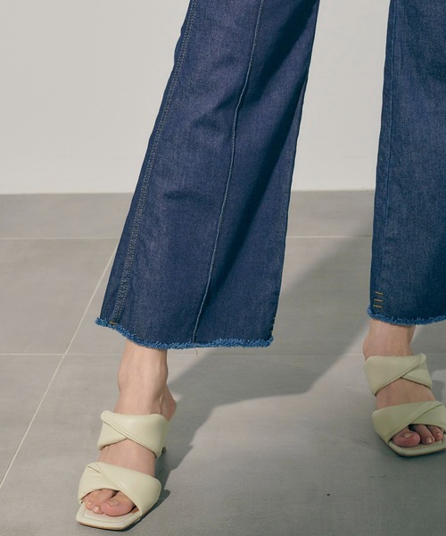 PUBLIC TOKYO(パブリックトウキョウ)の「ピンタックフレアデニム/ウォッシャブル(デニムパンツ・レディース・インディゴブルー・1/2)」の8枚目の写真