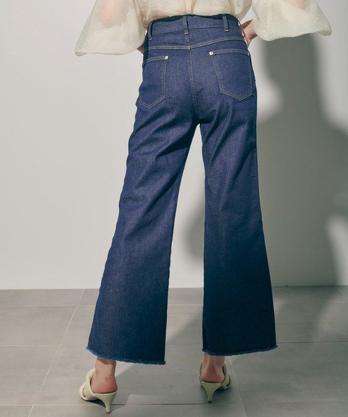 PUBLIC TOKYO(パブリックトウキョウ)の「ピンタックフレアデニム/ウォッシャブル(デニムパンツ・レディース・インディゴブルー・1/2)」の4枚目の写真