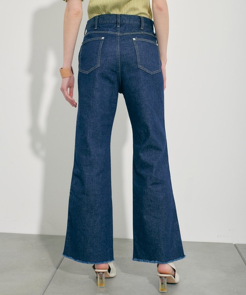 PUBLIC TOKYO(パブリックトウキョウ)の「ピンタックフレアデニム/ウォッシャブル(デニムパンツ・レディース・インディゴブルー・1/2)」の12枚目の写真