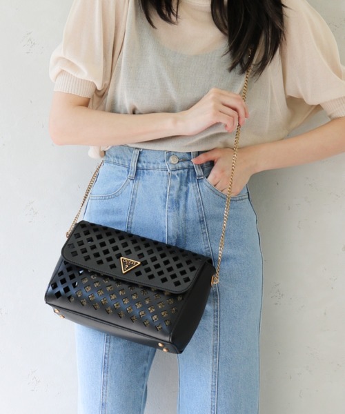 セール】GUESS/ゲス CUT OUT フェイクレザーフラップ付ミニ