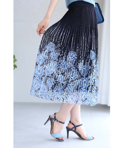青いバラが浮かぶパンチングレースのミディアムスカート（スカート