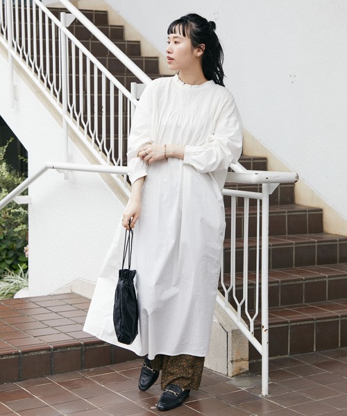 CRAFT STANDARD BOUTIQUE(クラフトスタンダードブティック)の「ハイネックシャーリングワンピース *◆(ワンピース・レディース・チャコールグレー/ブラウン/オフホワイト・FREE)」の2枚目の写真