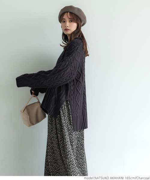 coca(coca)(コカ)の「スリット入りケーブルニット(ニット/セーター・レディース・アイボリー/チャコールグレー・ONE SIZE)」の6枚目の写真