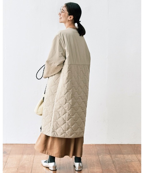 avecmoi（アヴェクモワ）の「【佐藤かなさんプロデュース】 アヴェクモワ　半分キルティングコート〈グレージュ〉（その他アウター・レディース・グレイッシュベージュ・2/1）」の2枚目の写真