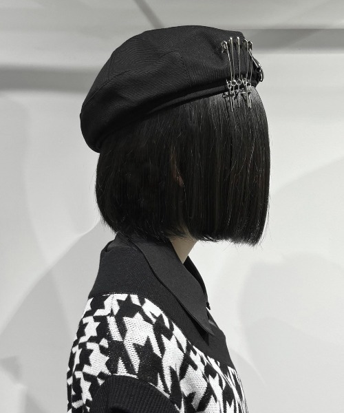 NOVESSEL（ノベセル）の「A'GEM/9 × .kom『NOVESSEL/ノベセル』 案ピンクロスチャーム付きキャスケット（キャスケット・レディース・ブラック・FREE）」の3枚目の写真