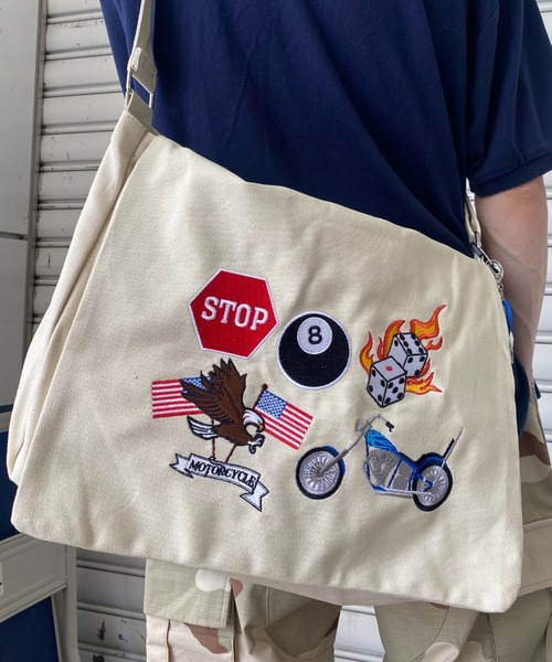 SPINNS（スピンズ）の「ワッペンデザイン コットンフラップショルダーバッグ（ショルダーバッグ・メンズ・ブラック/オフホワイト・ONESIZE）」の6枚目の写真