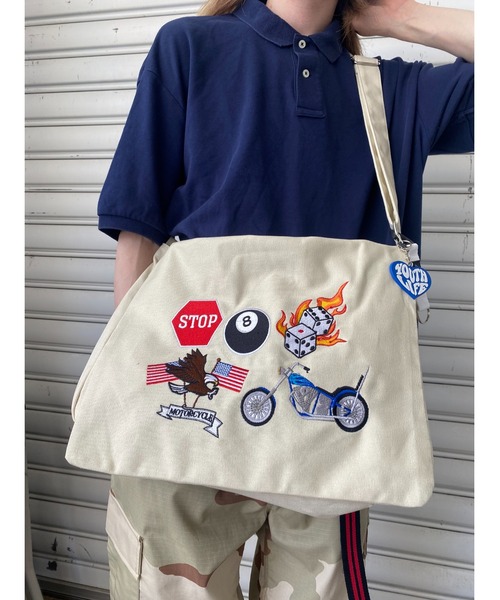 SPINNS（スピンズ）の「ワッペンデザイン コットンフラップショルダーバッグ（ショルダーバッグ・メンズ・ブラック/オフホワイト・ONESIZE）」の5枚目の写真