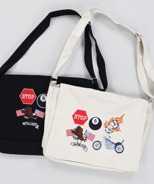 SPINNS（スピンズ）の「ワッペンデザイン コットンフラップショルダーバッグ（ショルダーバッグ・メンズ・ブラック/オフホワイト・ONESIZE）」の4枚目の写真