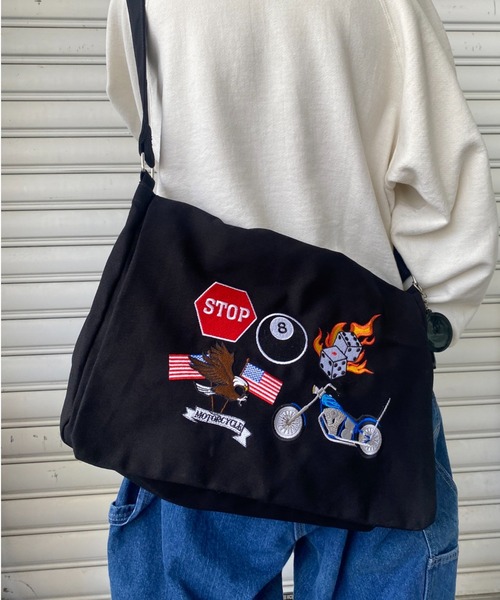 SPINNS（スピンズ）の「ワッペンデザイン コットンフラップショルダーバッグ（ショルダーバッグ・メンズ・ブラック/オフホワイト・ONESIZE）」の8枚目の写真