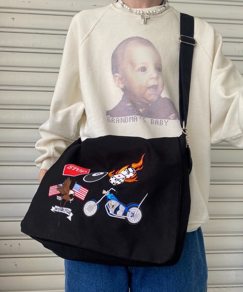 SPINNS（スピンズ）の「ワッペンデザイン コットンフラップショルダーバッグ（ショルダーバッグ・メンズ・ブラック/オフホワイト・ONESIZE）」の7枚目の写真