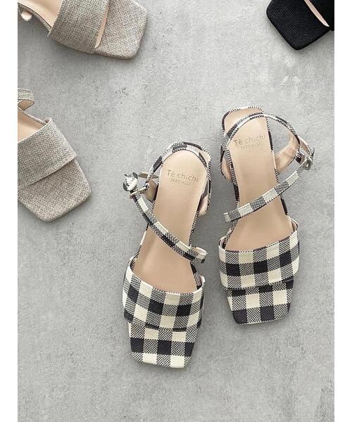 Te chichi TERRASSE(テチチテラス)の「リネンライク斜めストラップサンダル(サンダル・レディース・ベージュ/ブラック/オフホワイト・MEDIUM/LARGE)」の4枚目の写真