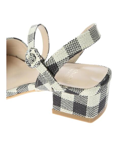 Te chichi TERRASSE(テチチテラス)の「リネンライク斜めストラップサンダル(サンダル・レディース・ベージュ/ブラック/オフホワイト・MEDIUM/LARGE)」の11枚目の写真