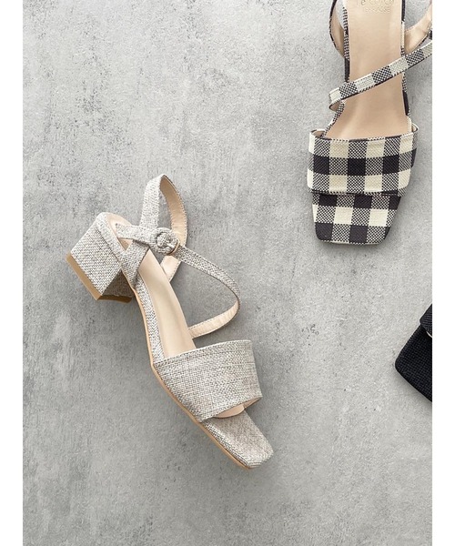 Te chichi TERRASSE(テチチテラス)の「リネンライク斜めストラップサンダル(サンダル・レディース・ベージュ/ブラック/オフホワイト・MEDIUM/LARGE)」の1枚目の写真