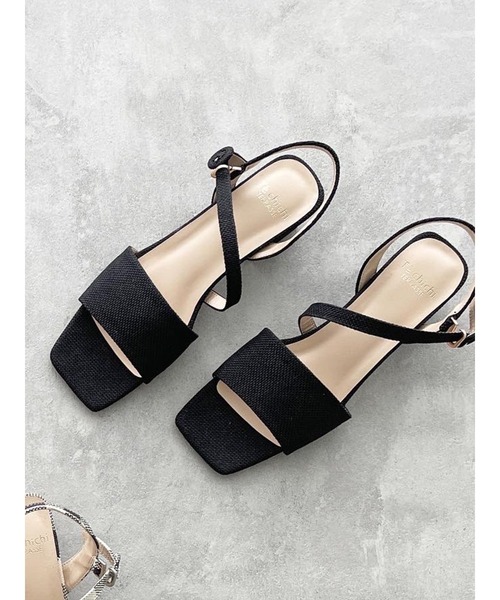 Te chichi TERRASSE(テチチテラス)の「リネンライク斜めストラップサンダル(サンダル・レディース・ベージュ/ブラック/オフホワイト・MEDIUM/LARGE)」の3枚目の写真