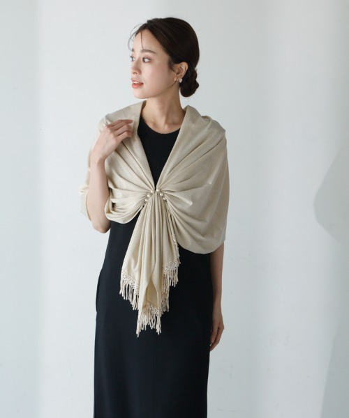 M.deux(エムドゥ)の「パール付きショール(ストール/ショール・レディース・ゴールド・MEDIUM)」の1枚目の写真