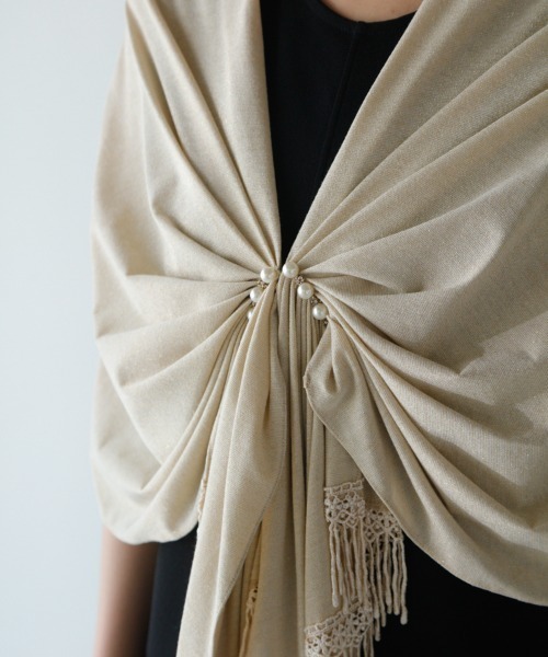 M.deux(エムドゥ)の「パール付きショール(ストール/ショール・レディース・ゴールド・MEDIUM)」の4枚目の写真