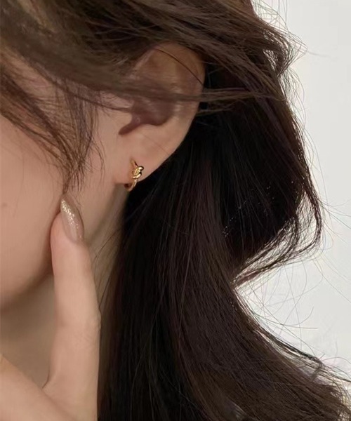 ARCHIVER(アーカイバ)の「【Bz】ノットデザインミニフープピアス/ペア(RZ)(ピアス(両耳用)・メンズ・シルバー/ゴールド系その他/ゴールド/シルバー系その他・FREE)」の2枚目の写真
