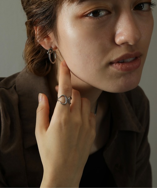 ORLEAN(オルレアン)の「金属アレルギー対応 ニュアンスカーブフォークリング 11号 サージカルステンレス(リング・レディース・ゴールド/シルバー・11号)」の5枚目の写真