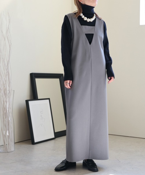 ULEULA（ウルア）の「２WAYジャンパースカート/Vネックワンピース（ジャンパースカート・レディース・ブラック/グレイッシュベージュ/アイボリー/グレー・FREE）」の3枚目の写真