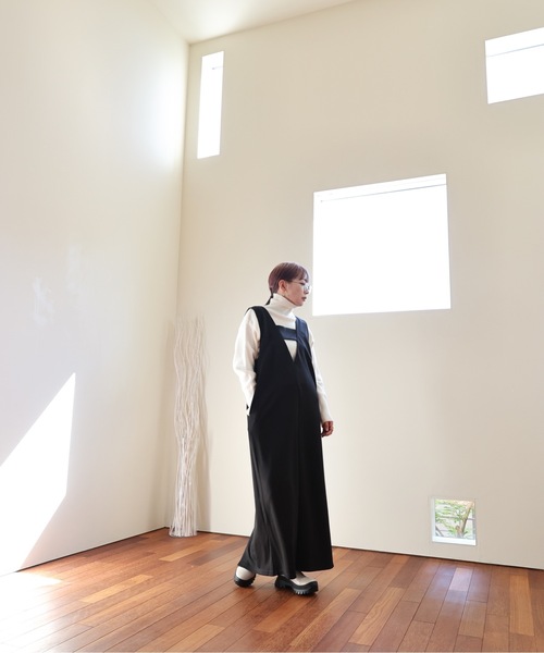 ULEULA（ウルア）の「２WAYジャンパースカート/Vネックワンピース（ジャンパースカート・レディース・ブラック/グレイッシュベージュ/アイボリー/グレー・FREE）」の10枚目の写真