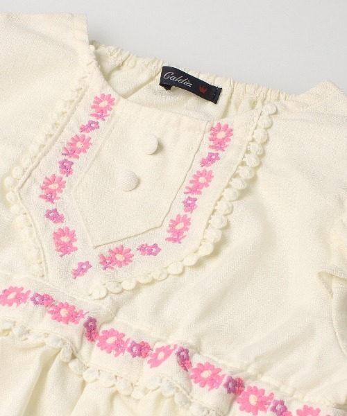 Caldia(カルディア)の「お花刺繍チュニックブラウス(Tシャツ/カットソー・キッズ・ピンク/ホワイト・120/110/140/130/100)」の4枚目の写真