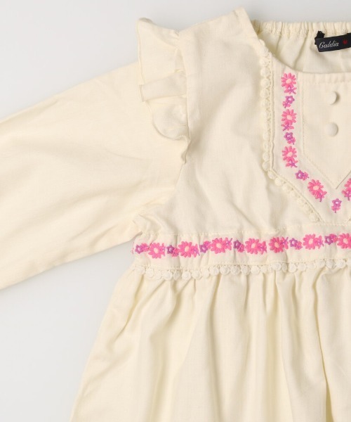 Caldia(カルディア)の「お花刺繍チュニックブラウス(Tシャツ/カットソー・キッズ・ピンク/ホワイト・120/110/140/130/100)」の5枚目の写真