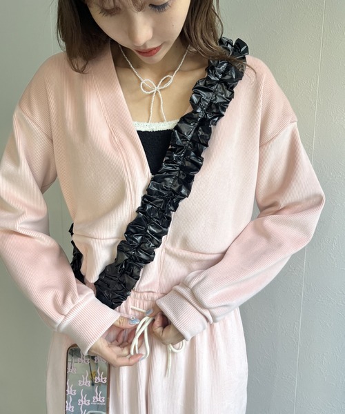 LAC-VERT(ラック・ヴェール)の「フリルシャーリング サテンスマホストラップ(スマホグッズ・レディース・シルバー/ブラック/ピンク/ゴールド・FREE)」の2枚目の写真