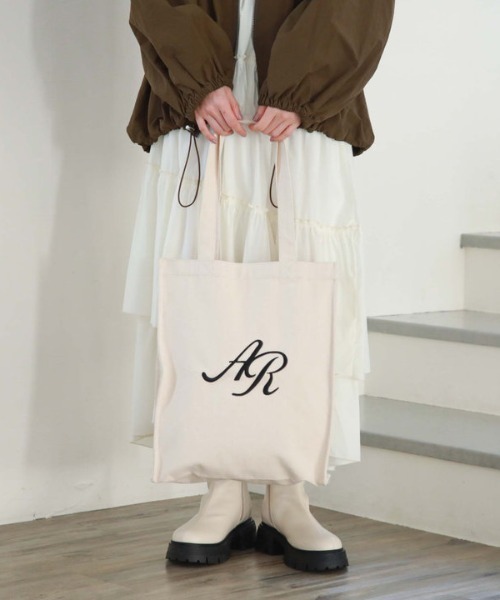archives(アルシーヴ)の「ロゴ刺繍キャンバストート(トートバッグ・レディース・アイボリー/ブラック・FREE)」の5枚目の写真