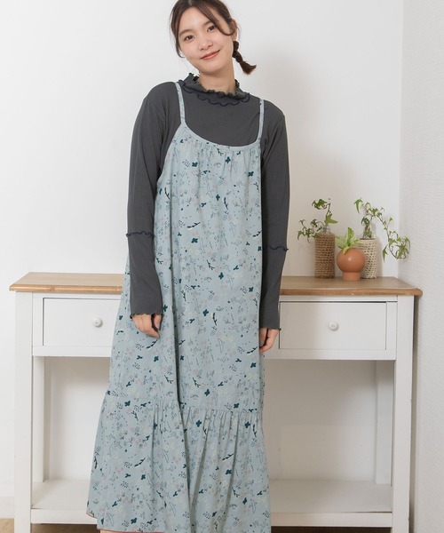 POU DOU DOU（プードゥドゥ）の「ボタニカル線画キャミソールワンピース（ワンピース・レディース・ベージュ/ブルー・3）」の7枚目の写真