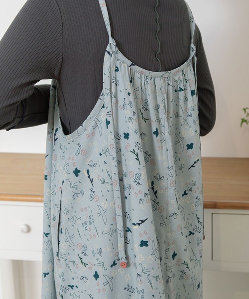 POU DOU DOU（プードゥドゥ）の「ボタニカル線画キャミソールワンピース（ワンピース・レディース・ベージュ/ブルー・3）」の9枚目の写真