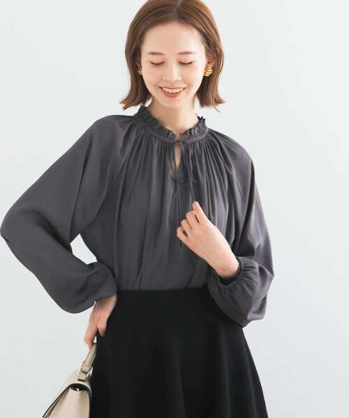 URBAN RESEARCH ROSSO WOMEN（アーバンリサーチ　ロッソ）の「2WAYネックフリルブラウス（シャツ/ブラウス・レディース・アイボリー/チャコールグレー/グリーン・FREE）」の3枚目の写真