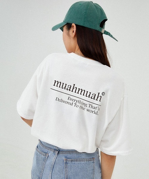 muahmuah(ムーアムーア)の「A'GEM/9 × .kom 『muah muah/ムーアムーア』SIGNATURE BACK POINT HALF T-SHIRT/シグニチャーバックポイントハーフTシャツ(Tシャツ/カットソー・レディース・ブラック/ホワイト・FREE)」の2枚目の写真