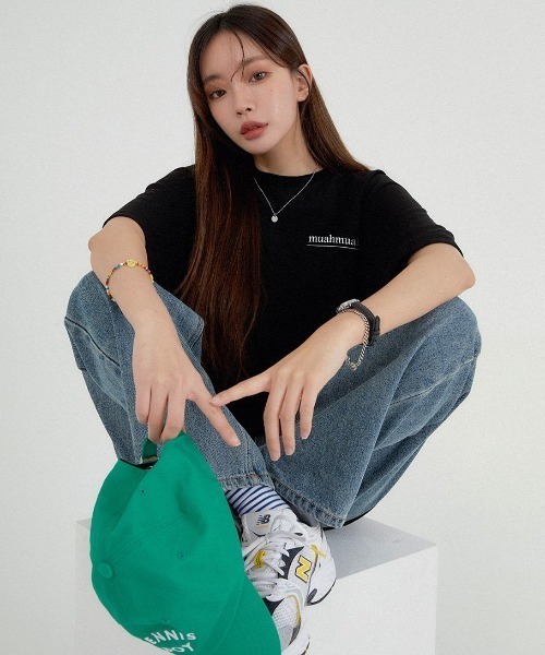 muahmuah(ムーアムーア)の「A'GEM/9 × .kom 『muah muah/ムーアムーア』SIGNATURE BACK POINT HALF T-SHIRT/シグニチャーバックポイントハーフTシャツ(Tシャツ/カットソー・レディース・ブラック/ホワイト・FREE)」の7枚目の写真