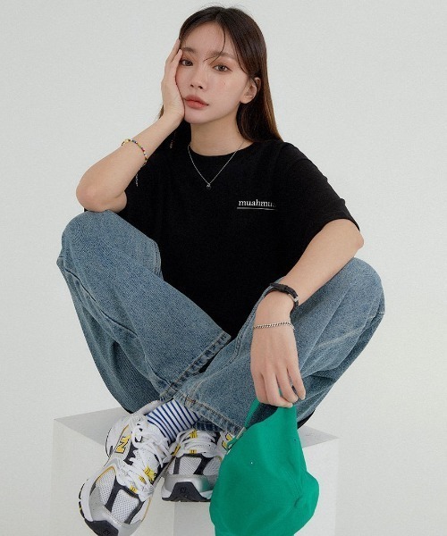 muahmuah(ムーアムーア)の「A'GEM/9 × .kom 『muah muah/ムーアムーア』SIGNATURE BACK POINT HALF T-SHIRT/シグニチャーバックポイントハーフTシャツ(Tシャツ/カットソー・レディース・ブラック/ホワイト・FREE)」の8枚目の写真