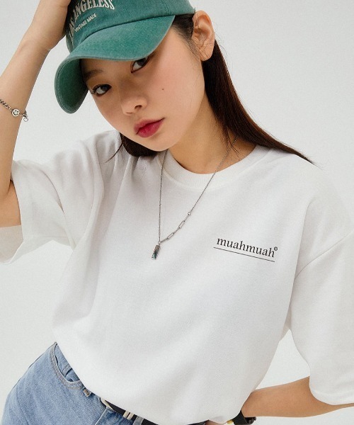 muahmuah(ムーアムーア)の「A'GEM/9 × .kom 『muah muah/ムーアムーア』SIGNATURE BACK POINT HALF T-SHIRT/シグニチャーバックポイントハーフTシャツ(Tシャツ/カットソー・レディース・ブラック/ホワイト・FREE)」の3枚目の写真