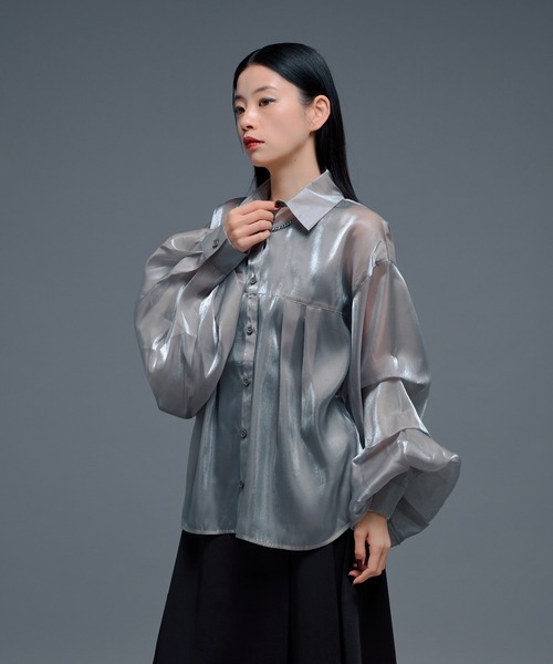 Ellno de Mavie(エルノデメヴィ)の「ボリュームタックグロッシーシアーシャツ(シャツ/ブラウス・レディース・ブラック/ライトグレー・FREE)」の13枚目の写真