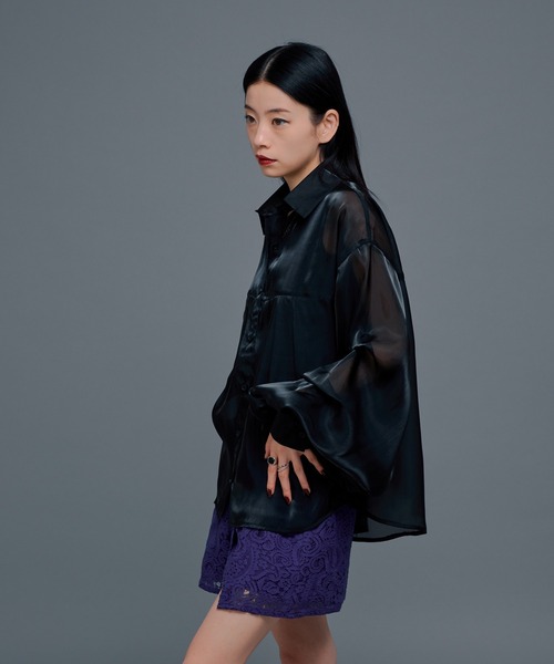 Ellno de Mavie(エルノデメヴィ)の「ボリュームタックグロッシーシアーシャツ(シャツ/ブラウス・レディース・ブラック/ライトグレー・FREE)」の9枚目の写真