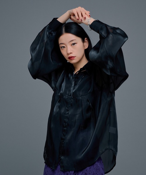 Ellno de Mavie(エルノデメヴィ)の「ボリュームタックグロッシーシアーシャツ(シャツ/ブラウス・レディース・ブラック/ライトグレー・FREE)」の5枚目の写真