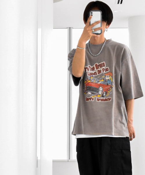 Anytime Songs（エニータイムソングス）の「16/COTTON 天竺プリントTシャツ（Tシャツ/カットソー・メンズ・ブラック系その他3/ブラック系その他2/ブラウン系その他2/ブラウン系その他3/ブラウン系その他/ブラック系その他/モカ/ブラック・LARGE/X-LARGE/MEDIUM）」の6枚目の写真